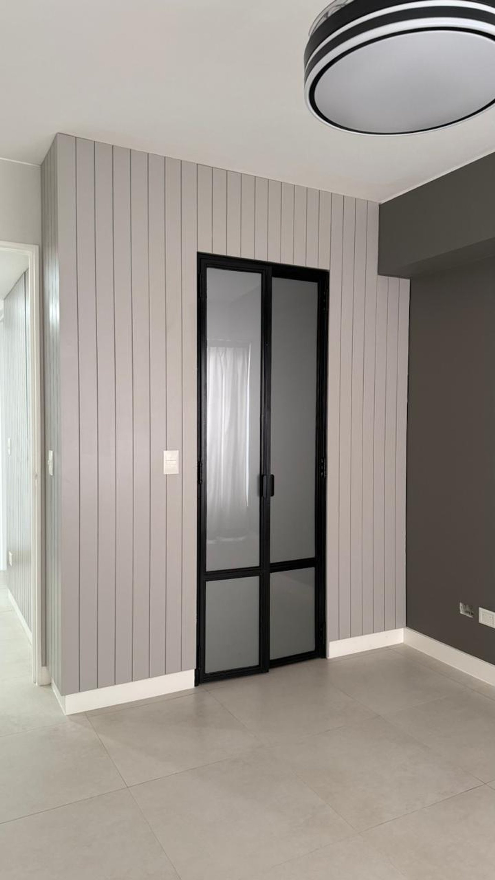 Pasillo moderno con paneles de madera grises y puertas dobles de vidrio — proyecto DEPTO 737, por DIKKA Arquitecta , en San Telmo